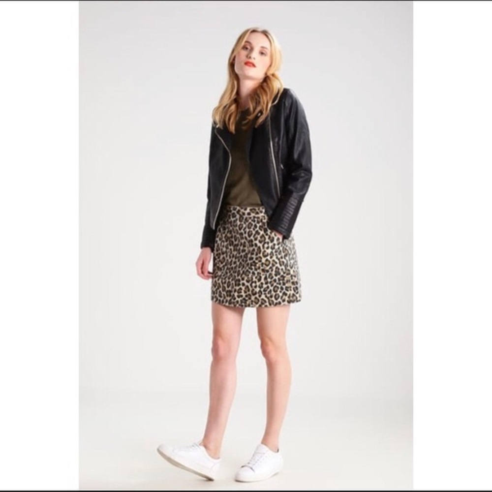 Levi’s leopard mini skirt w pockets sz sm